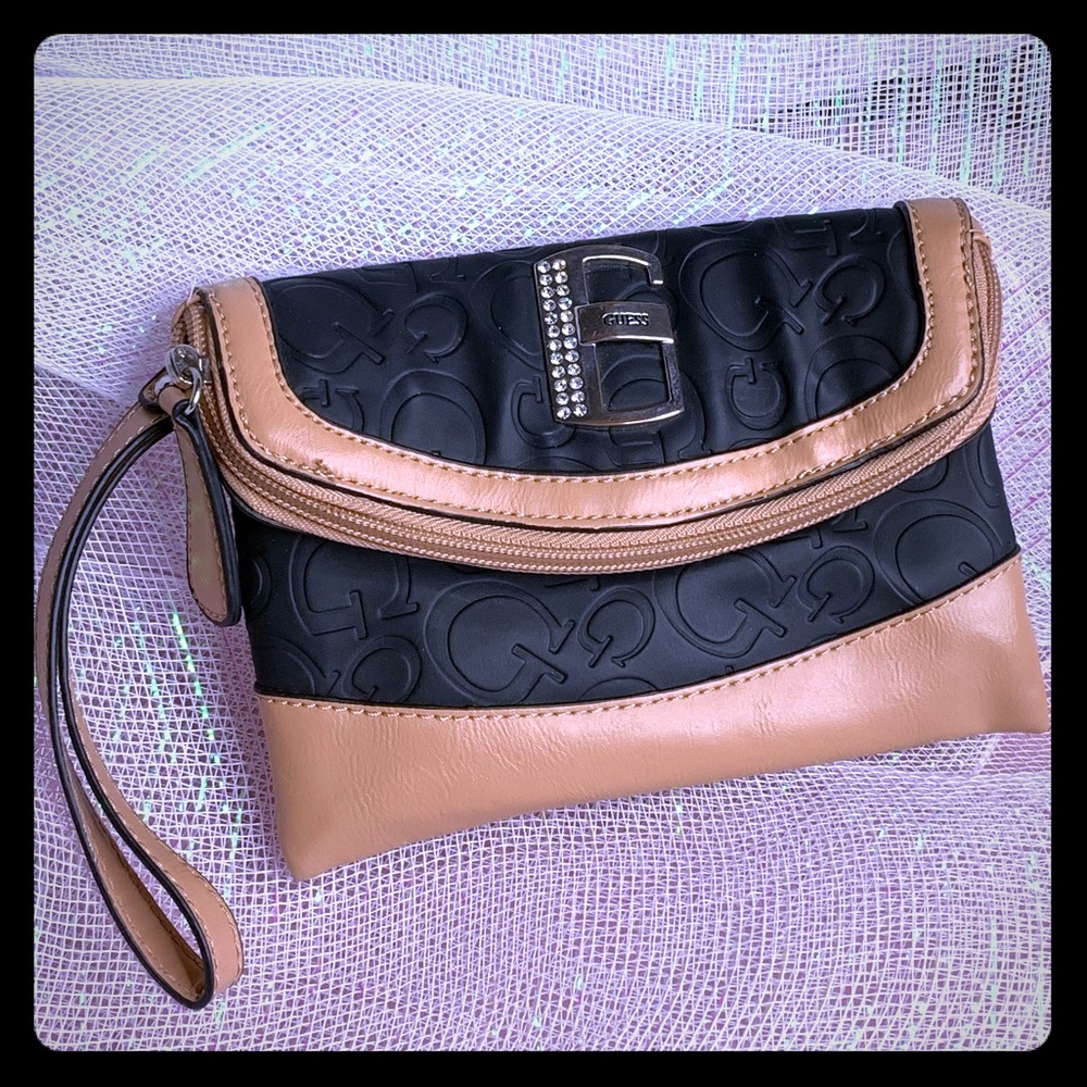 🆕 GUESS logo wristlet bag